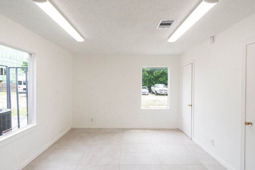 More Photos Of 5904 Dolores St, Houston Office For Lease
