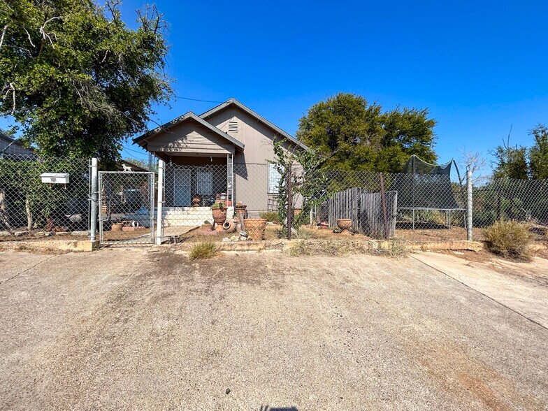 More Photos Of 1401 Guatemozin St, Laredo Warehouse For Sale