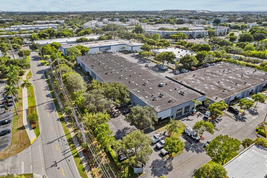 More Photos Of 409-473 Goolsby Blvd, Deerfield Beach Warehouse For Lease