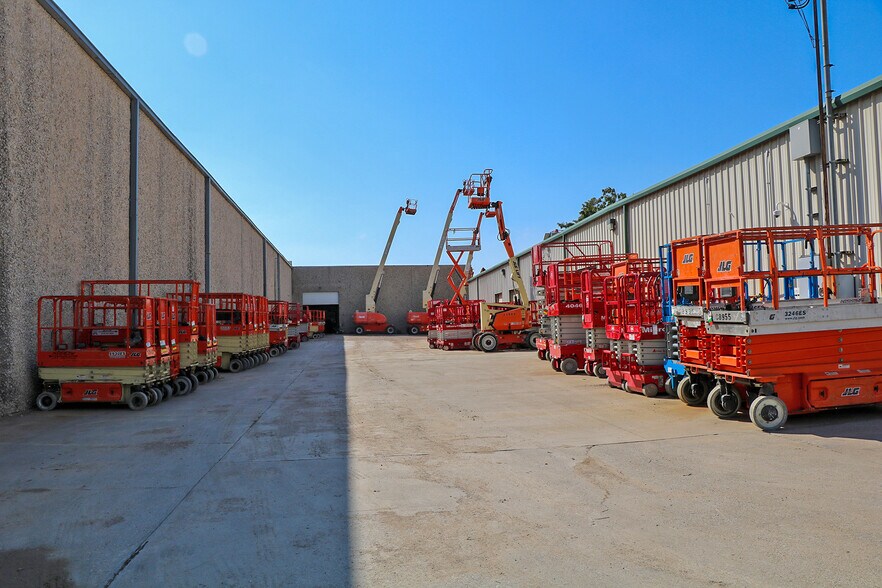 More Photos Of 2338-2354 Joe Field Rd, Dallas Industrial For Lease