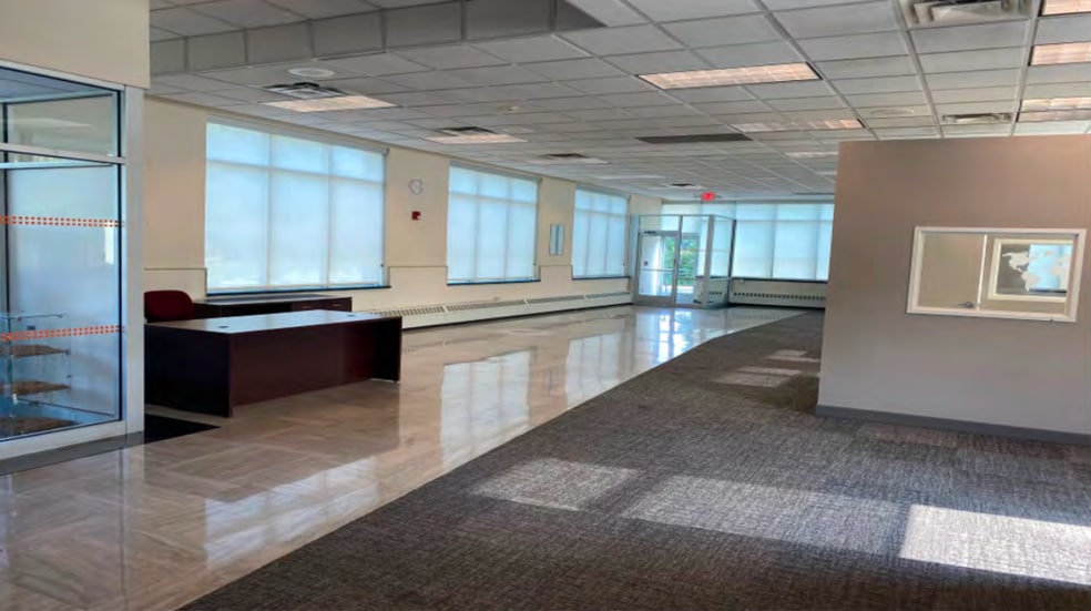 More Photos Of 35 W Long Lake Rd, Bloomfield Hills Bank For Lease