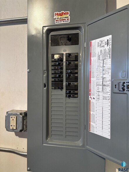 More Photos Of 118 N Broadway Ave, Miller General Retail For Sale