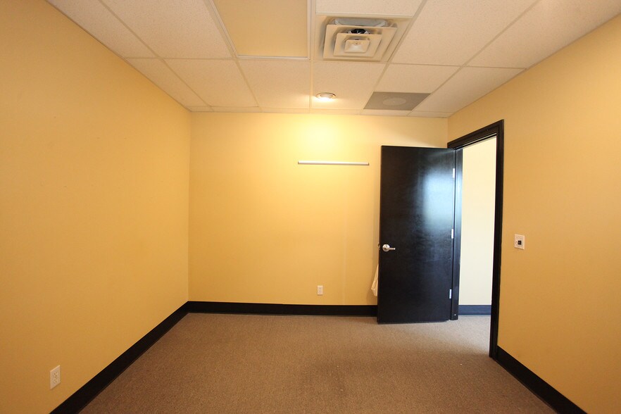 More Photos Of 33700-33760 Lear Industrial Pky, Avon Light Manufacturing For Sale