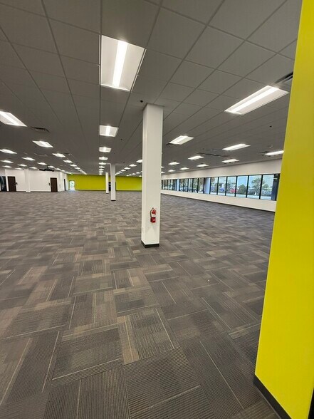 More Photos Of 8605 Largo Lakes Dr, Largo Warehouse For Lease