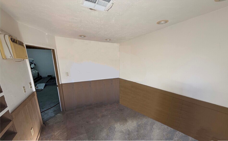 More Photos Of 17252 E Falcon Dr, Fountain Hills Warehouse For Lease