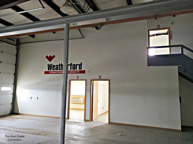 More Photos Of 415 Alan Rd, Powell Distribution For Lease