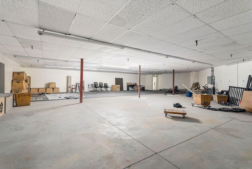 More Photos Of 221 W County Line Rd, Littleton Freestanding For Lease