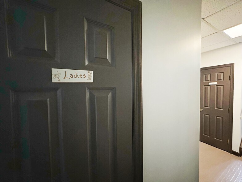 More Photos Of 185 N Brookwood Ave, Hamilton Medical For Lease