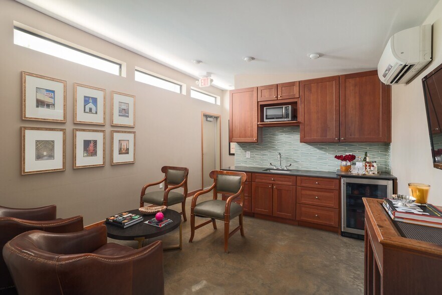 More Photos Of 2205 E 12th St, Austin Movie Radio TVStudio For Sale