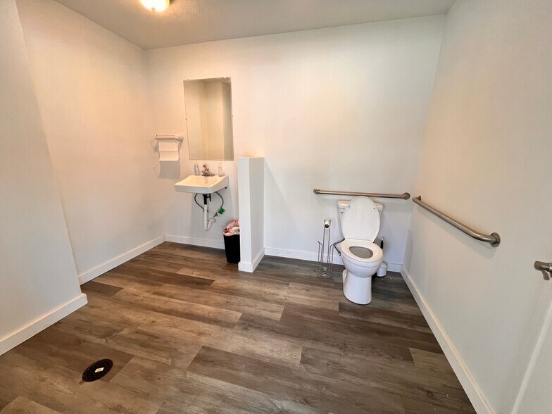More Photos Of 885 Ohio Pike, Cincinnati Showroom For Lease