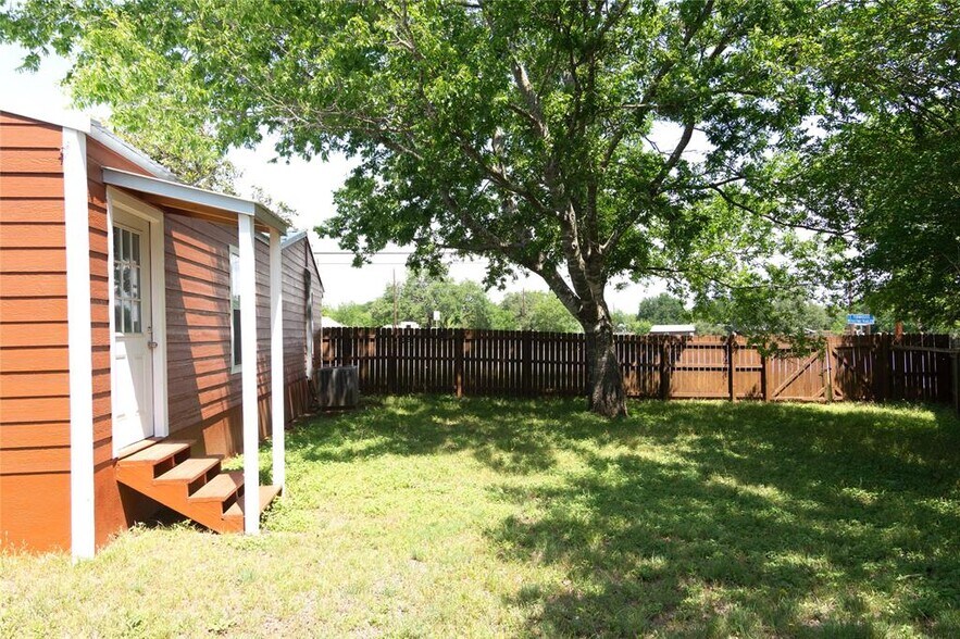 More Photos Of 603 W Main St, Johnson City Office For Sale