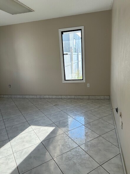 More Photos Of 24133 W SR-40, Astor Flex For Lease