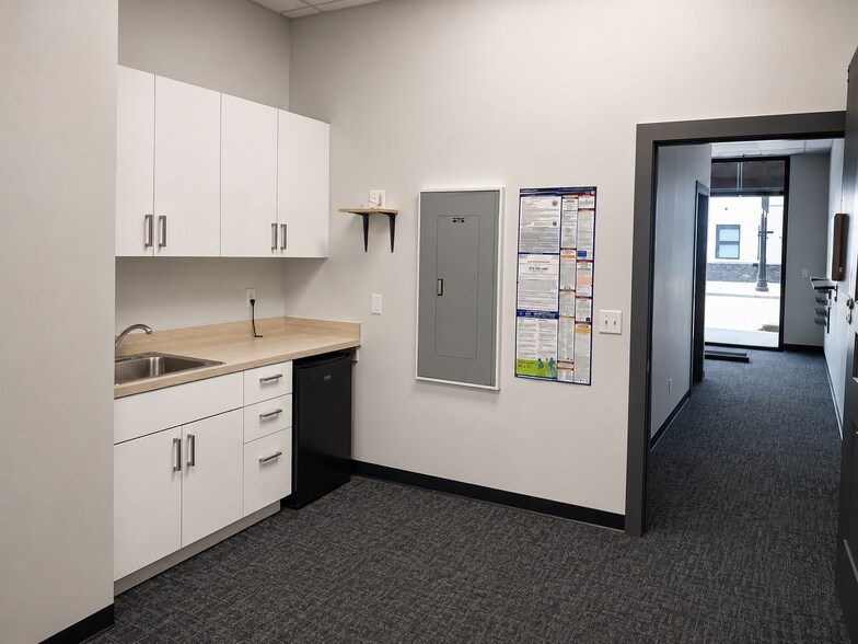 More Photos Of 256 Blue Lakes Blvd N, Twin Falls Freestanding For Lease