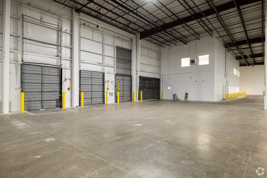 More Photos Of 6708 Harney Rd, Tampa Distribution For Lease