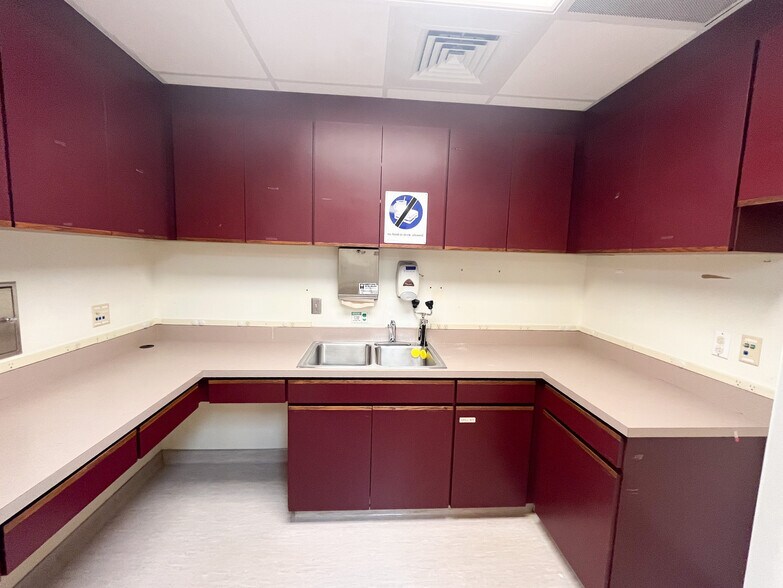 More Photos Of 820 S Illinois Ave, Republic Medical For Lease