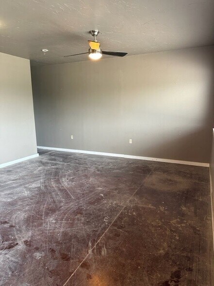 More Photos Of 6355 Boucher Dr, Edmond Showroom For Lease
