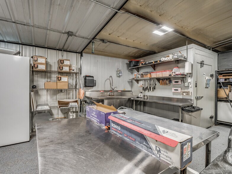 More Photos Of 106 NW 4th St, Lindsay Specialty For Sale