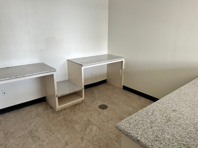 More Photos Of 900 W Jackson Ave, Pasadena Unknown For Lease
