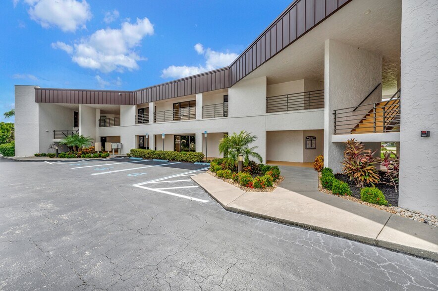 More Photos Of 6719 Winkler Rd, Fort Myers Office For Lease