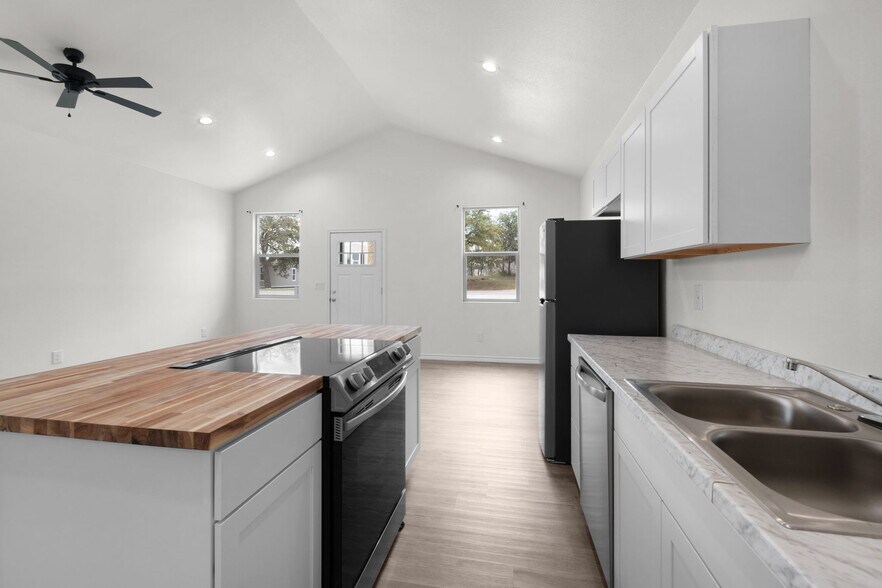More Photos Of 870-872 Waco St, Kingsland Multifamily For Sale