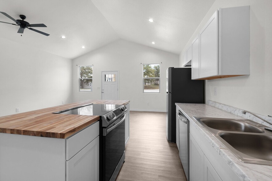 More Photos Of 870 Waco st, Kingsland Multifamily For Sale