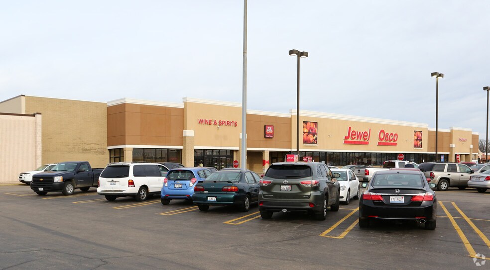 More Photos Of 818-900 E Rollins Rd, Round Lake Unknown For Lease