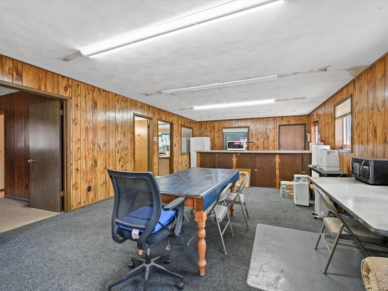 More Photos Of 1000 Century Cir, Dubuque Flex For Lease