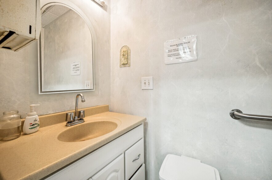 More Photos Of 207 Hawthorne Ave, Saint Joseph Warehouse For Sale