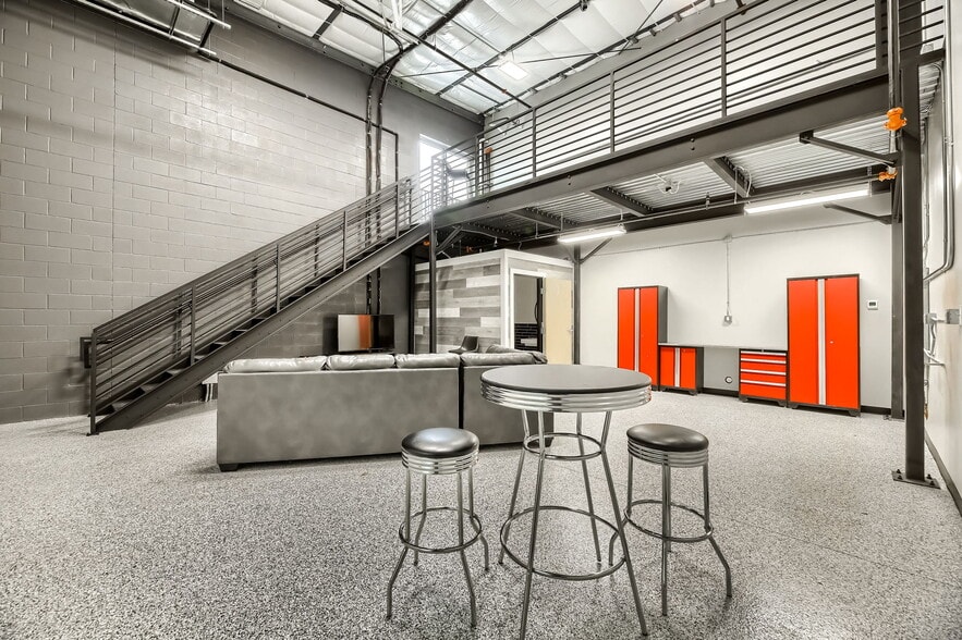 More Photos Of 2100 Double Creek Dr, Round Rock Warehouse For Lease