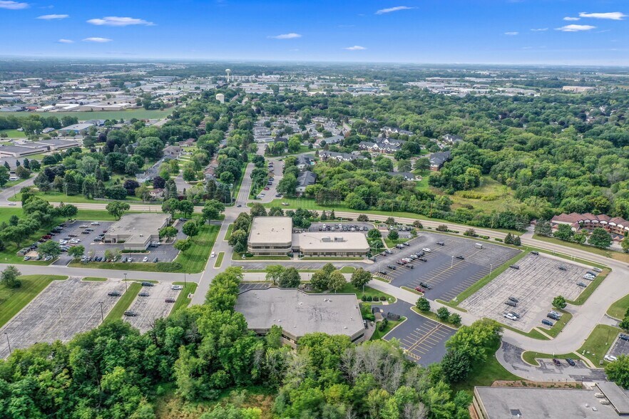 More Photos Of 1088 Springhurst Dr, Green Bay Office For Lease