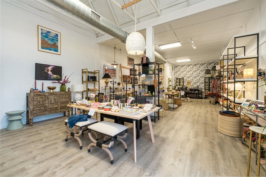 More Photos Of 330 W Mercer St, Dripping Springs Freestanding For Lease