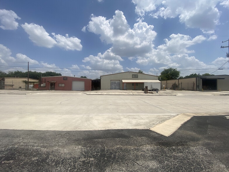 More Photos Of 3514 Copeland Dr, San Antonio Light Manufacturing For Sale