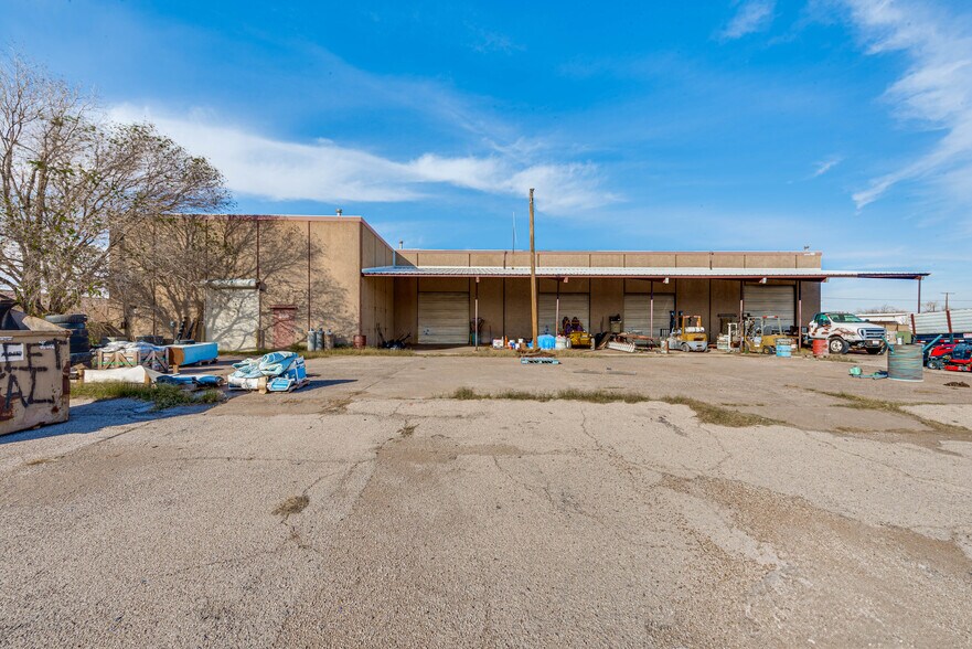 More Photos Of 308 E Louisiana Ave, Midland Light Manufacturing For Sale