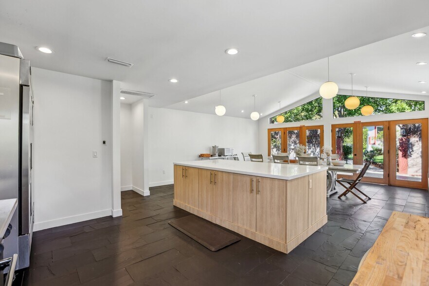 More Photos Of 6082 Selma Ave, Los Angeles Rehabilitation Center For Lease