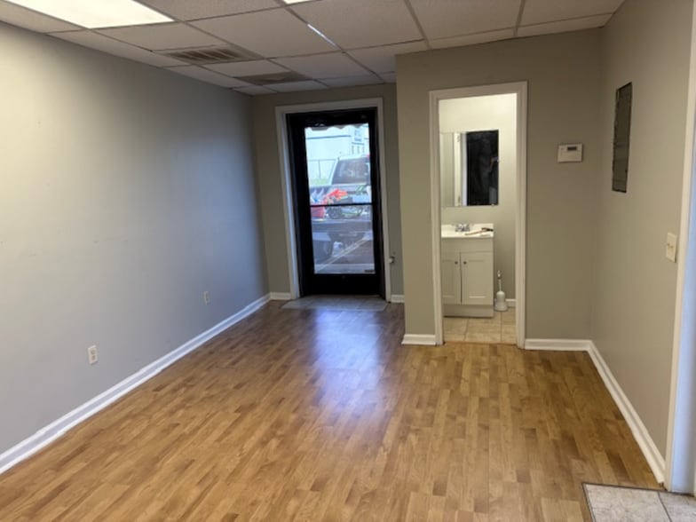 More Photos Of 4628 Commercial Dr, Huntsville Warehouse For Lease