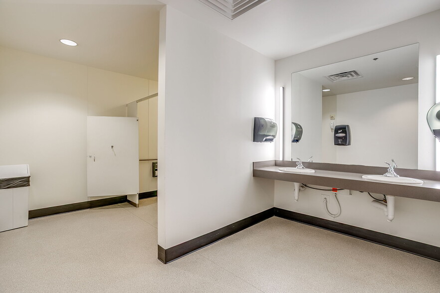 More Photos Of 3262 Chapel Creek Blvd, Fort Worth Office For Lease