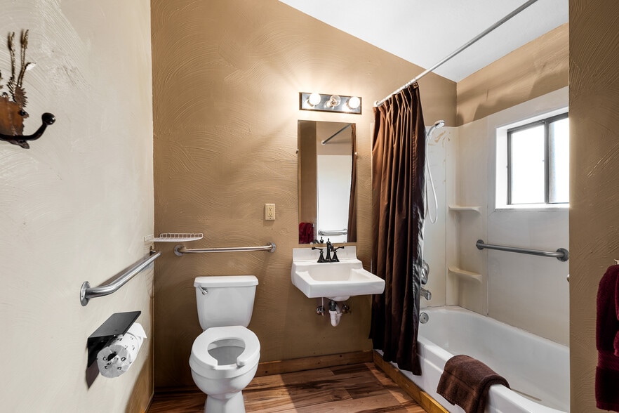 More Photos Of 2089 E White Mountain Blvd, Pinetop Hotel For Sale