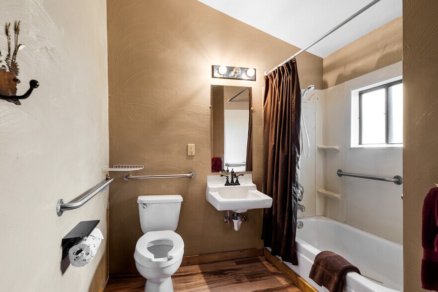 More Photos Of 2089 E White Mountain Blvd, Pinetop Hotel For Sale