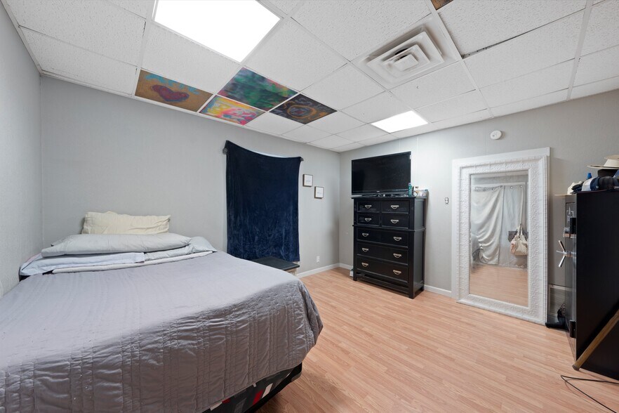 More Photos Of 1020 E Jefferson Ave, Whitney Light Distribution For Sale