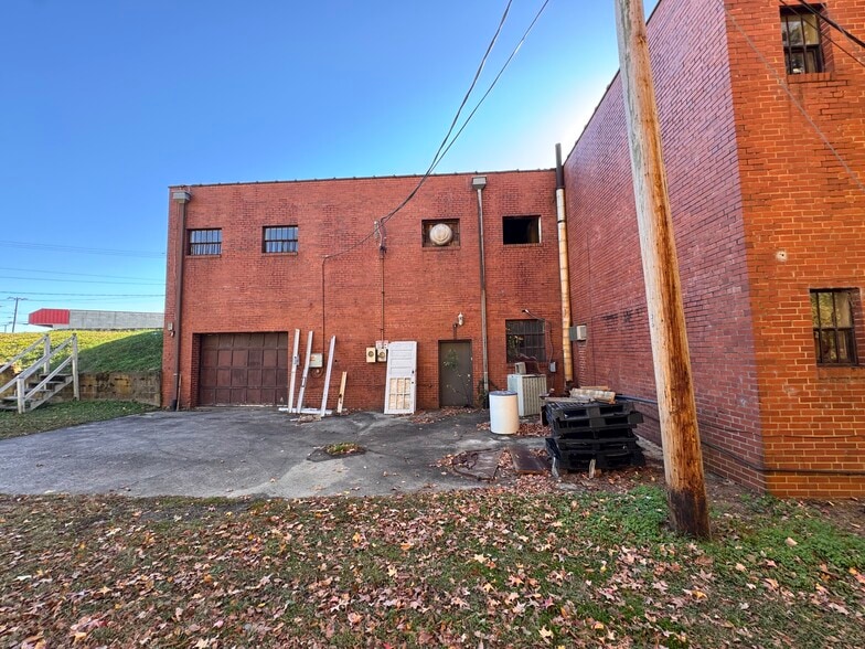 More Photos Of 1231 Montlieu Ave, High Point Warehouse For Sale