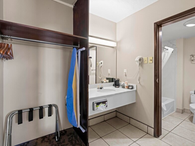 More Photos Of 1225 S State St, Salina Hotel For Sale