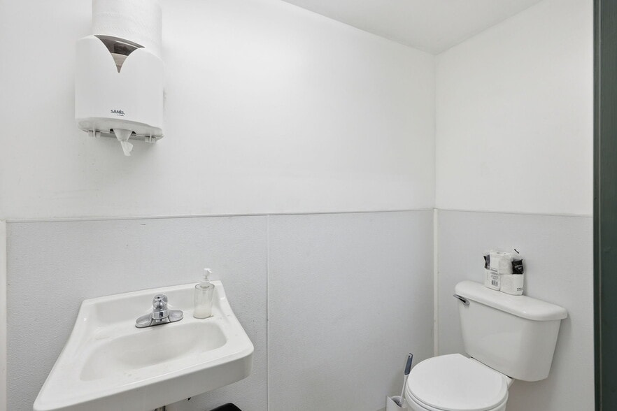 More Photos Of 3743 Old Flowery Branch Rd, Oakwood Warehouse For Lease