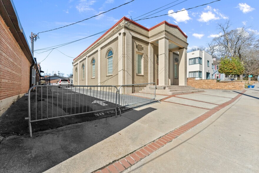 More Photos Of 221 Clayton St, Lawrenceville Office For Lease