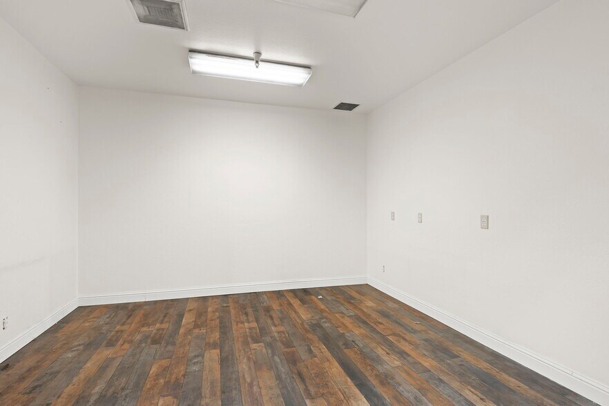 More Photos Of 802-808 Packer Way, Sparks Warehouse For Lease