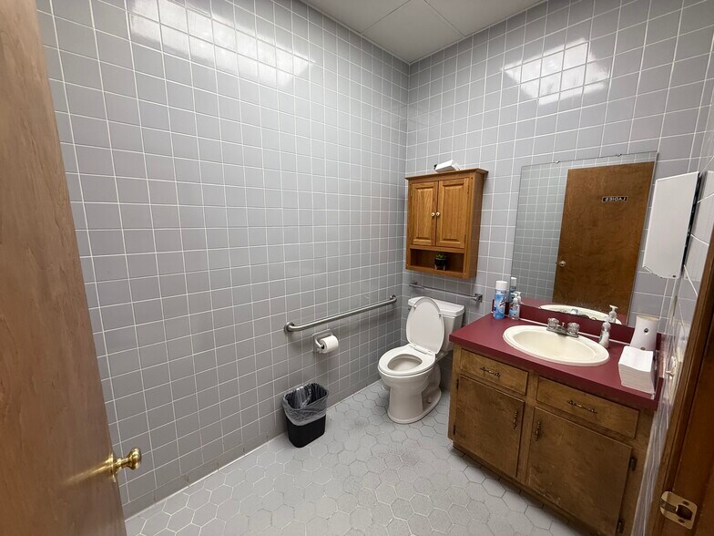 More Photos Of 202 Broad st, Hemingway Office For Sale