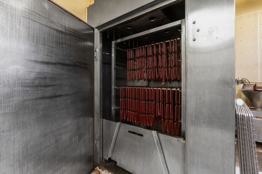 More Photos Of 6410 Jackrabbit Ln, Belgrade Storefront For Sale