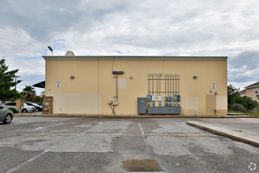 More Photos Of 6422 Babcock Rd, San Antonio Freestanding For Lease