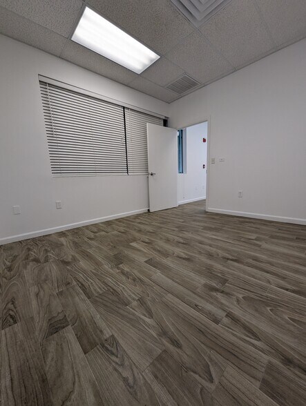 More Photos Of 585 NW Mercantile Pl, Port Saint Lucie Light Manufacturing For Sale