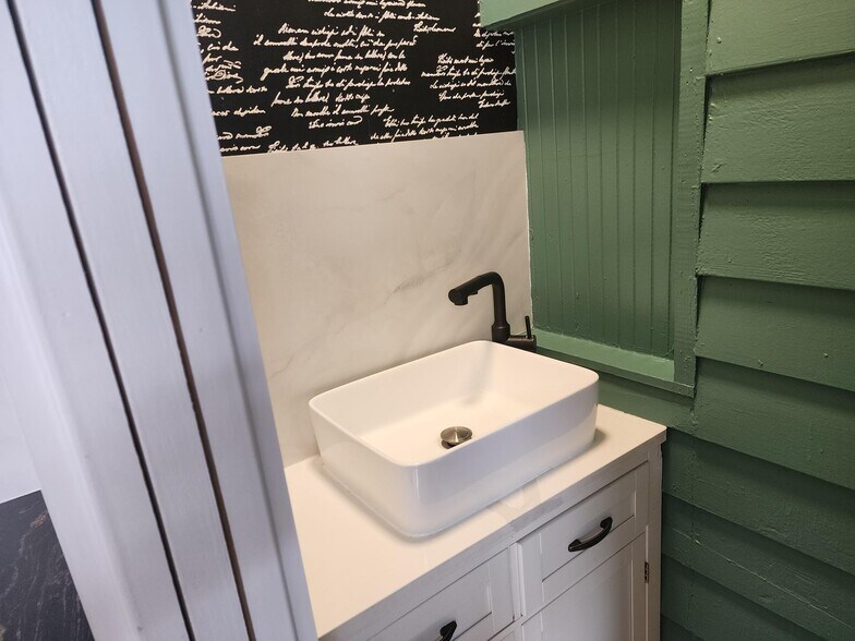 More Photos Of 2820 1st Ave N, Saint Petersburg Storefront Retail Office For Lease