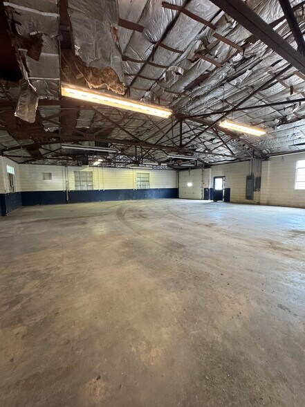 More Photos Of 717 N 2nd St, Vincennes Warehouse For Lease